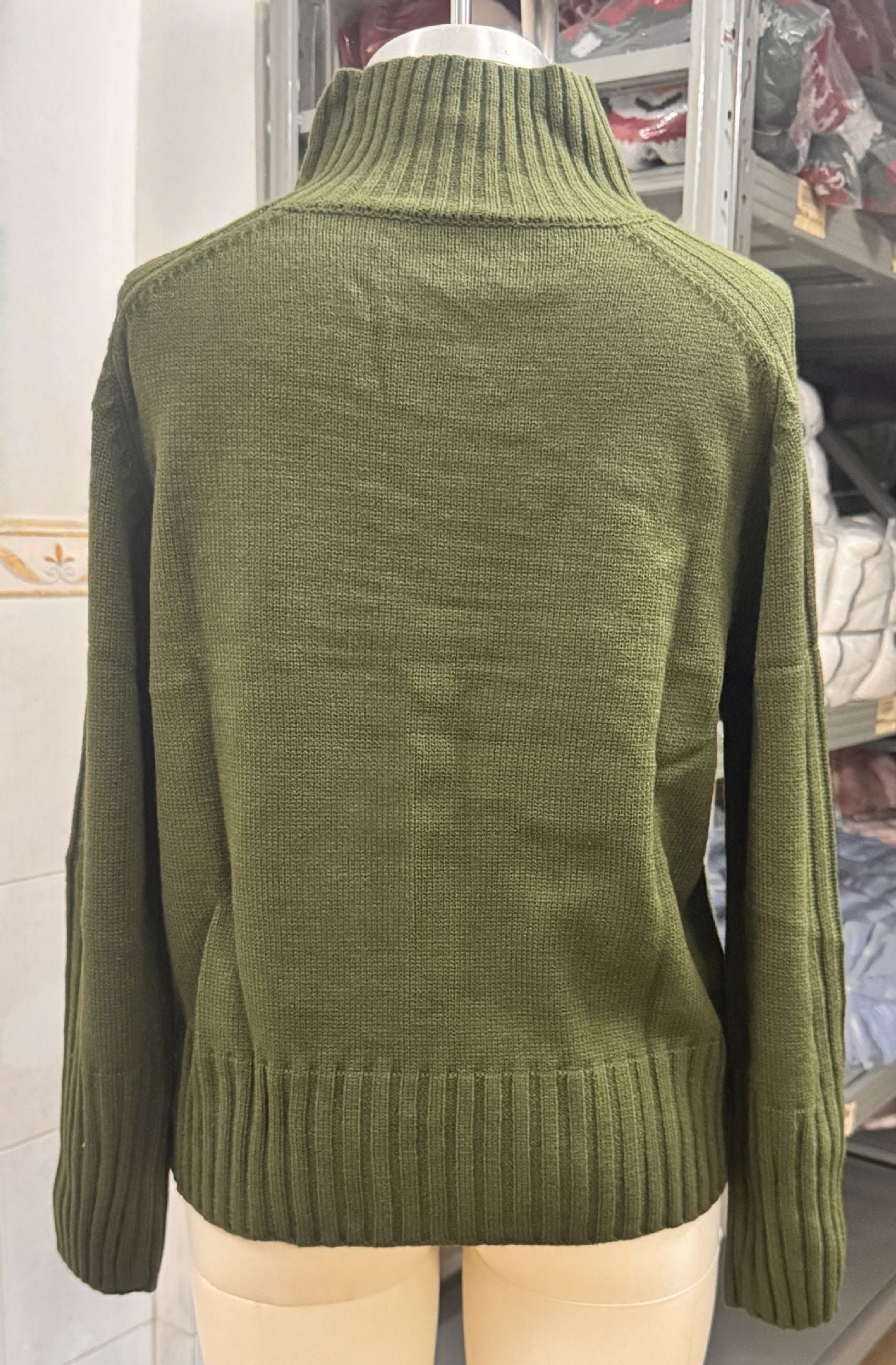 كنزة صوفية محبوكة مضلعة برقبة عالية