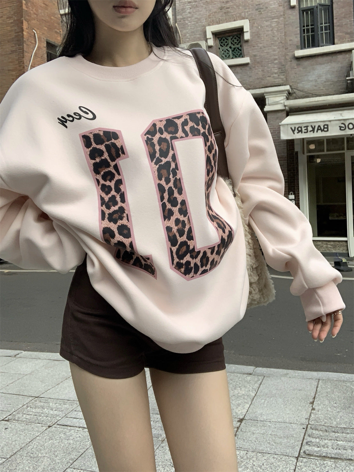 Sweatshirt with Leopard Graphic Print