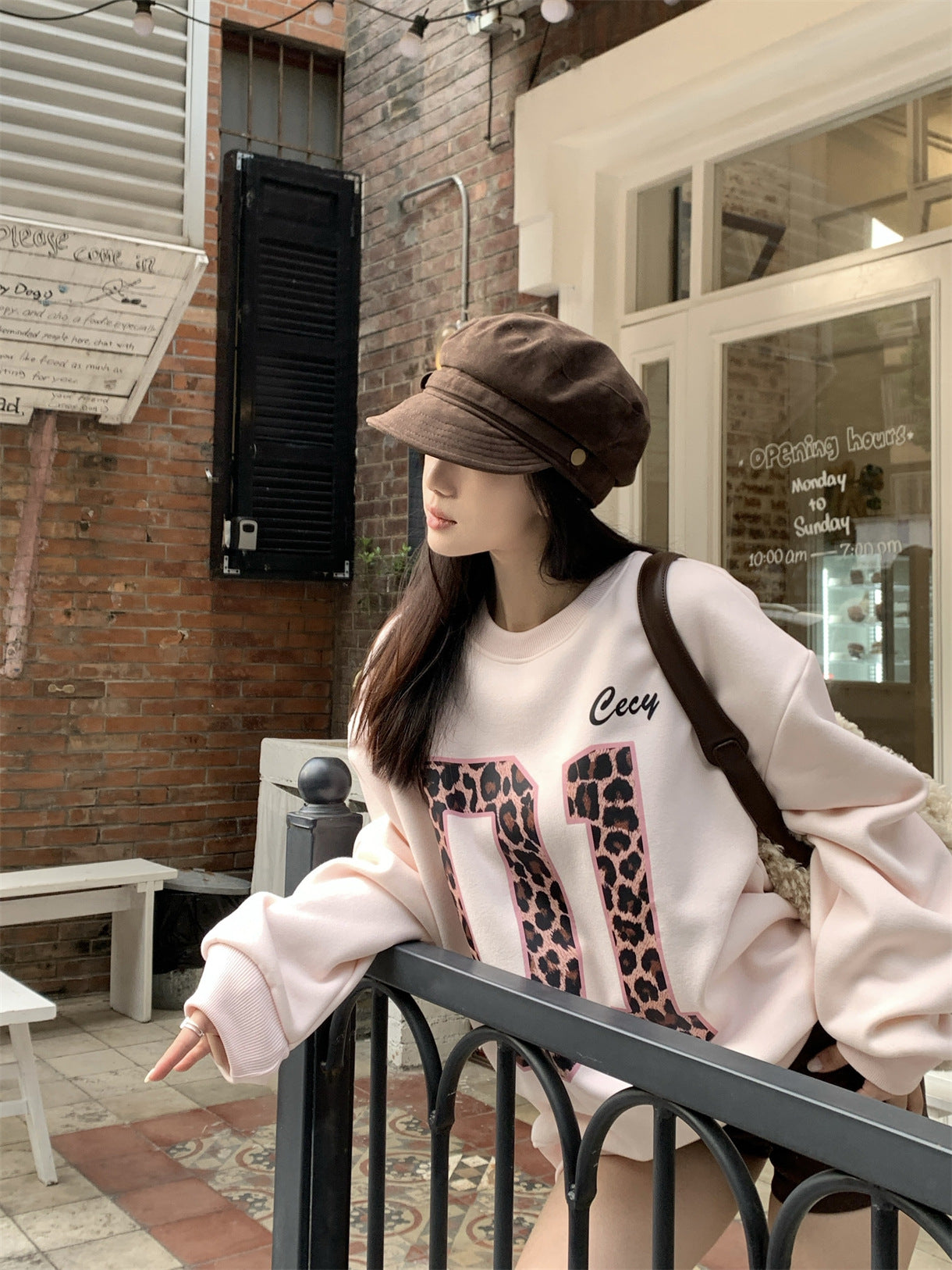 Sweatshirt with Leopard Graphic Print