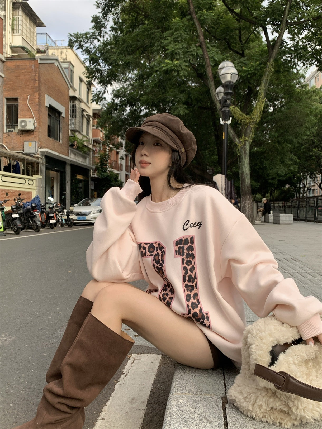 Sweatshirt with Leopard Graphic Print