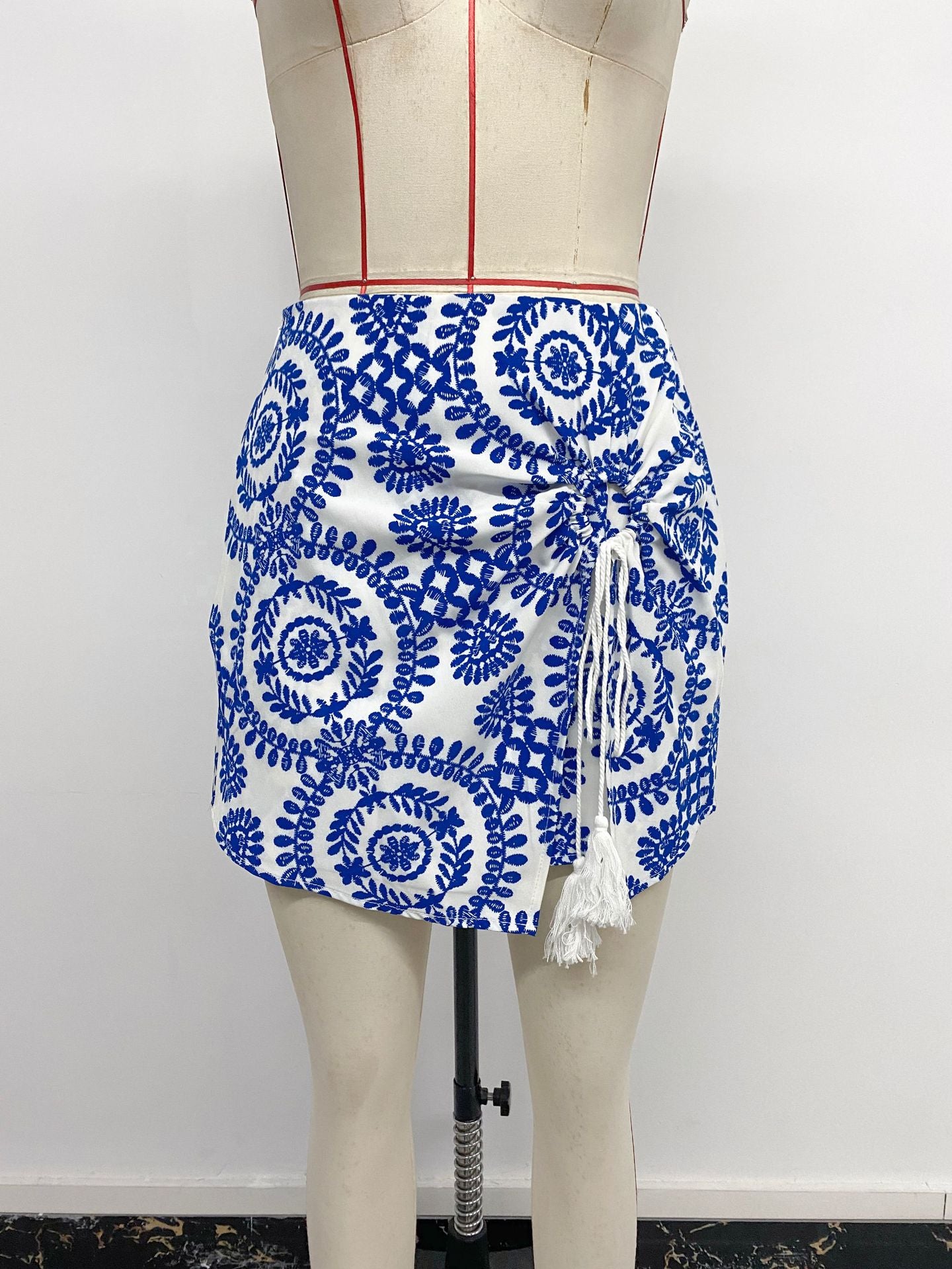 Ornamental Pattern Drawstring Wrap Shorts
