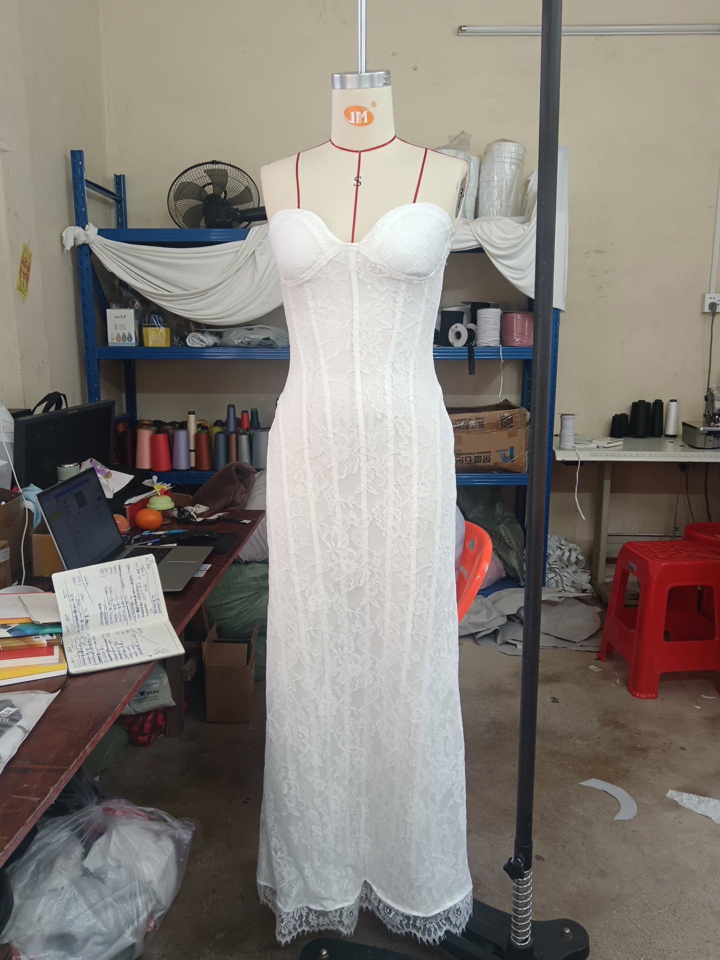 Elegant Strapless Lace Co