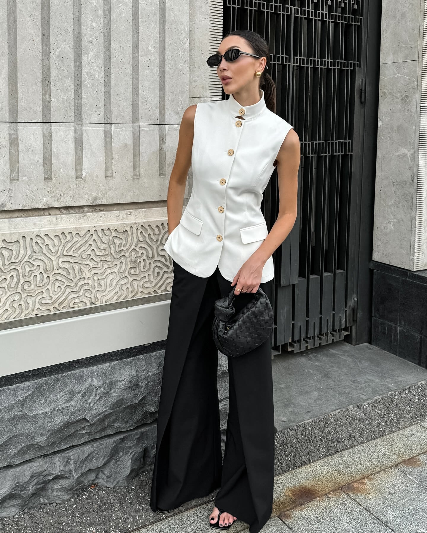 Chic White Mandarin Collar Sleeveless Vest Blazer