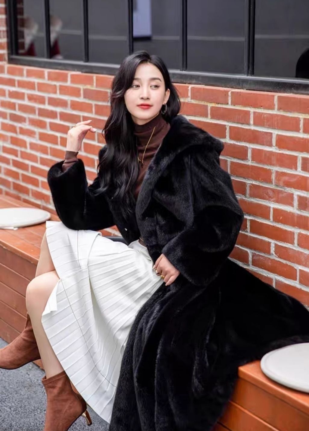 Women's Long  Coat with Plush Collar and Elegant Maxi Length