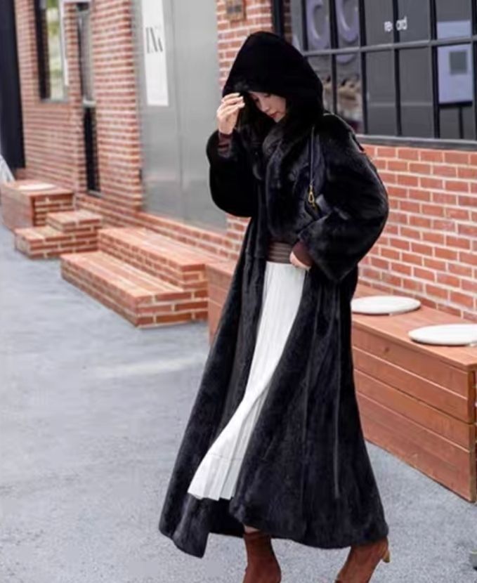 Women's Long  Coat with Plush Collar and Elegant Maxi Length