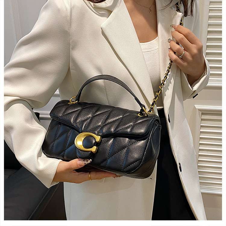 Elegant Quilted Shoulder Bag