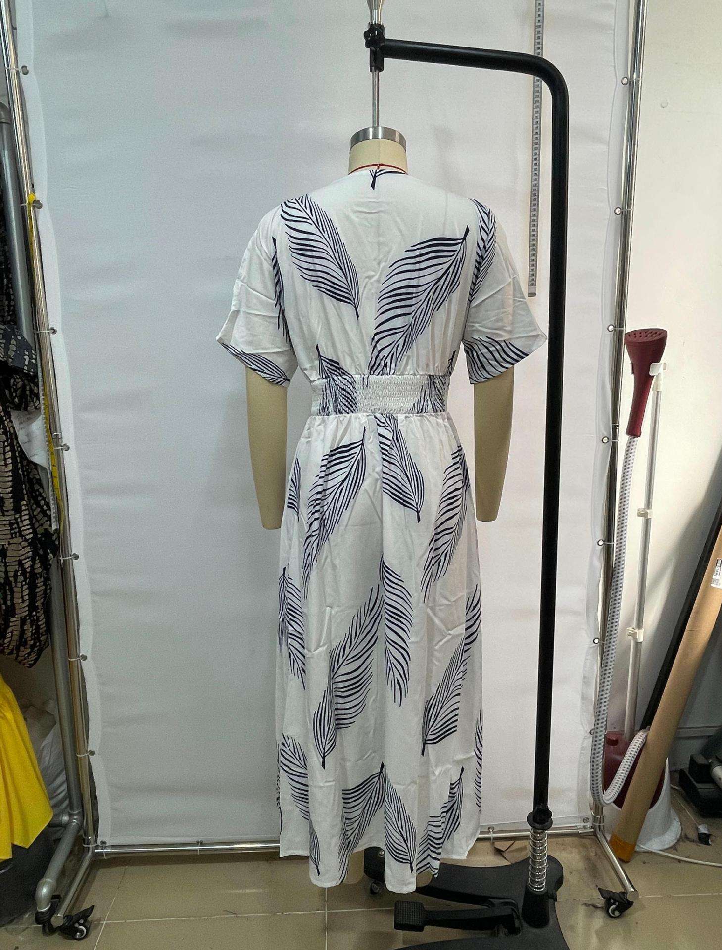 Elegant Leaf Print Maxi Dress image 3