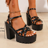 صندل بكعب عالٍ ومنصة من الجلد اللامع