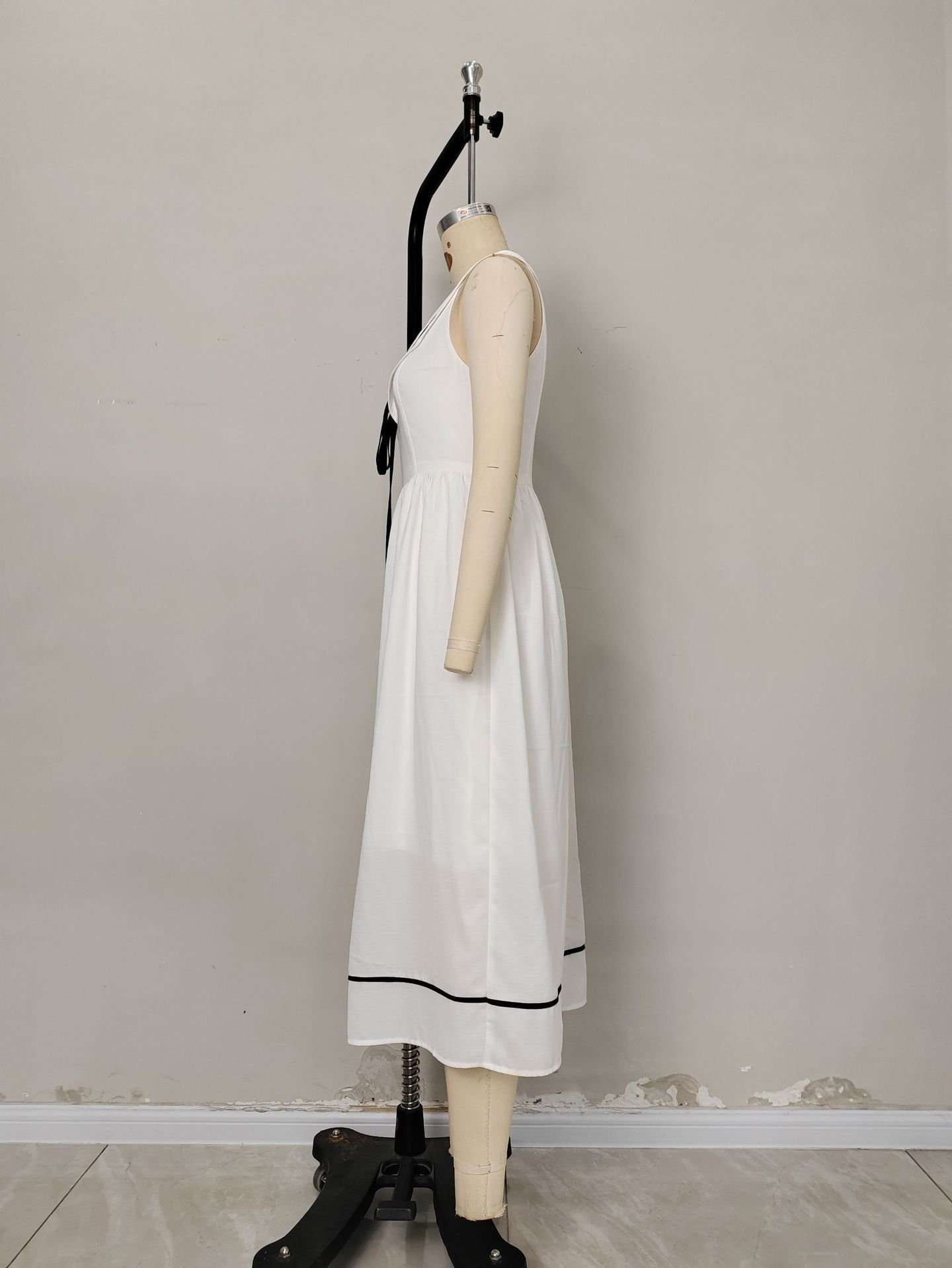 Beach-Ready Sleeveless  Maxi Dress with Trim image 5
