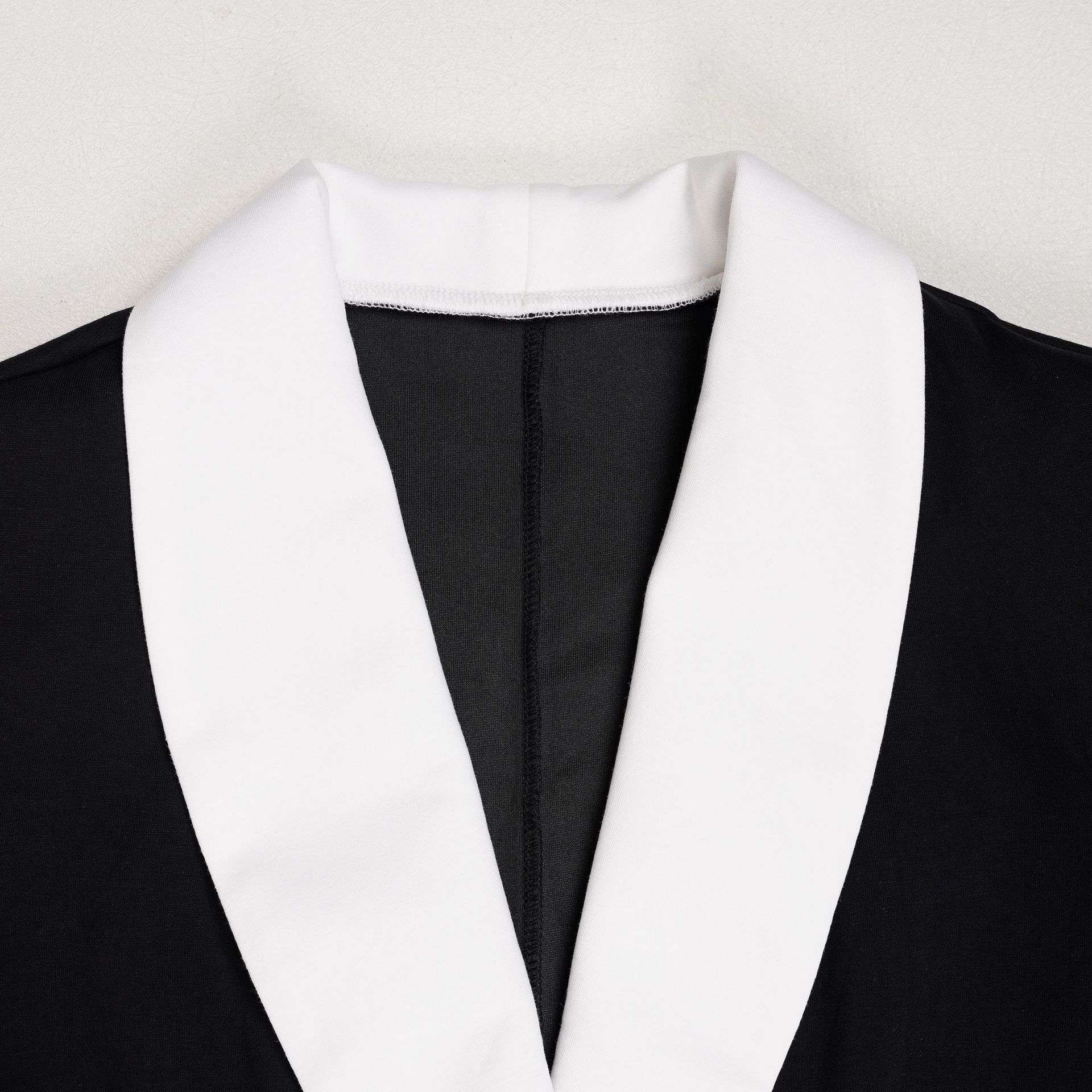 Elegant Suit with Contrast Lapel & Trousers image 6