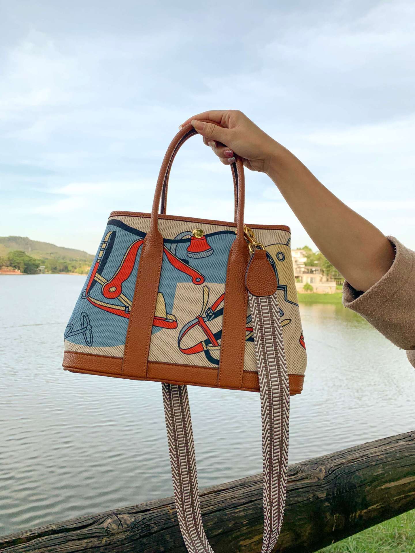 حقيبة تسوق مطبوعة برسومات فنية