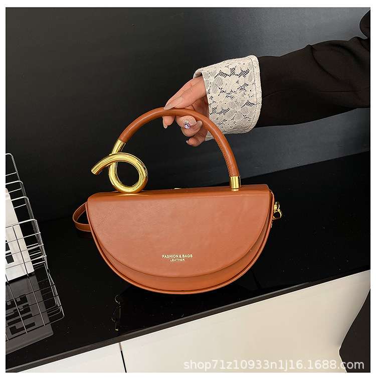 حقيبة يد نصف دائرية من الجلد الصناعي