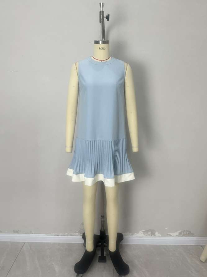 Sleeveless Pleated Dress with Contrasting Hem image 2