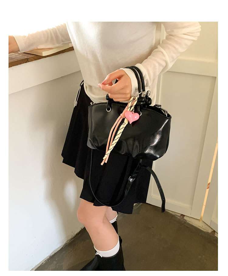 حقيبة يد مزينة بسحر ملون