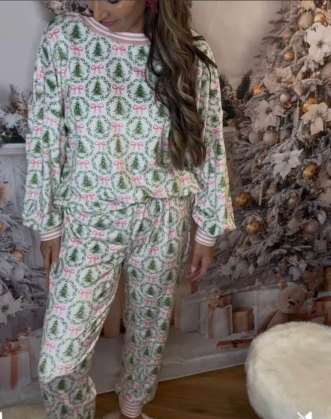 Festive Pajama Set with Holiday Tree & Bow Pattern - S, Green image