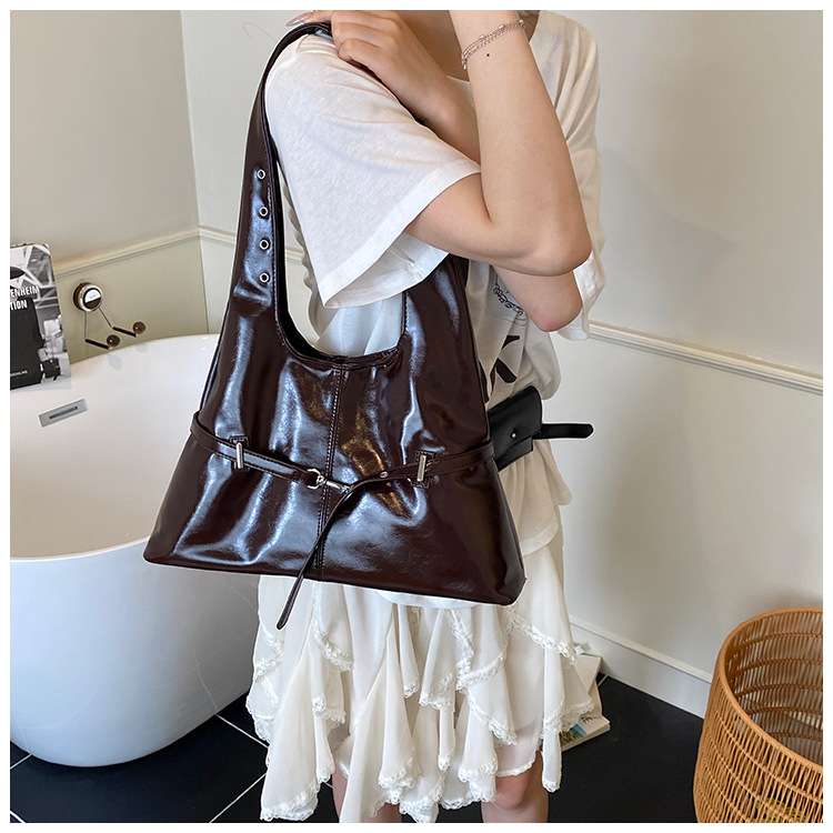 حقيبة كتف لامعة