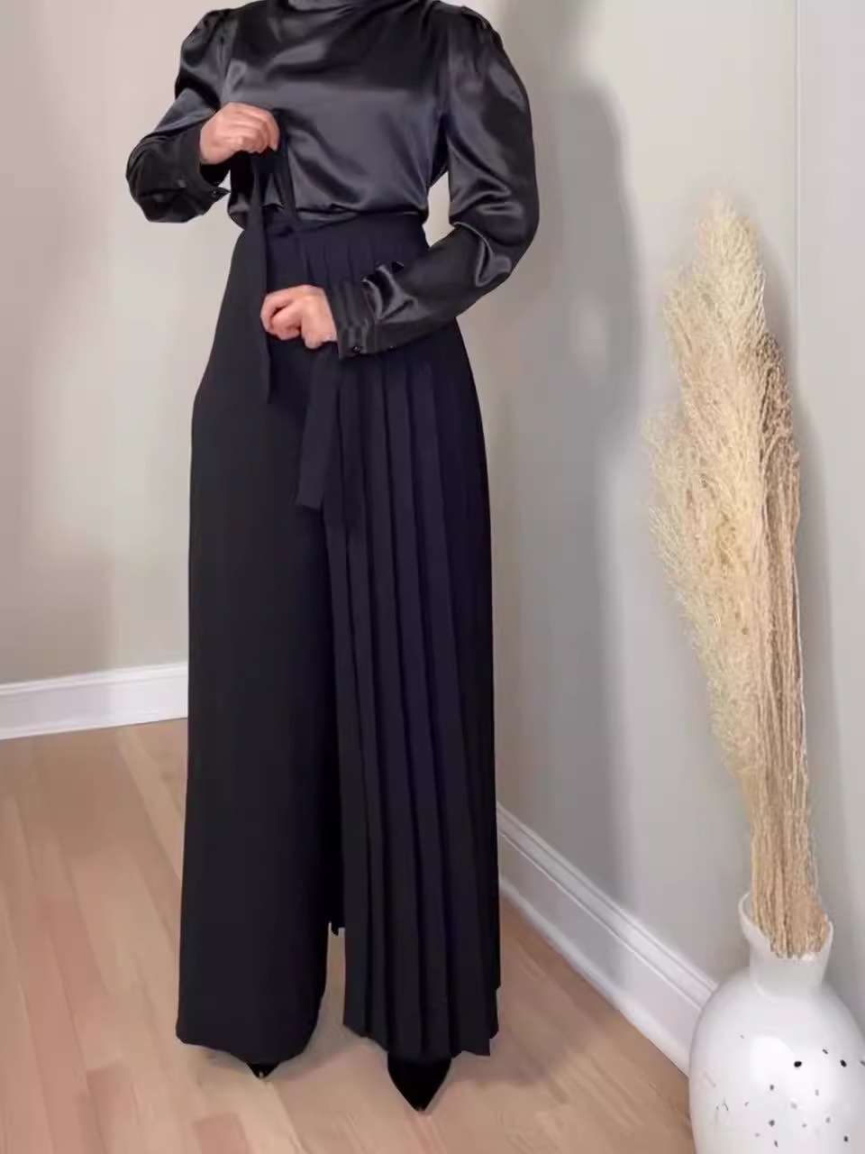 Wide-Leg Trousers with Pleats and Tie Waist - Black, L image