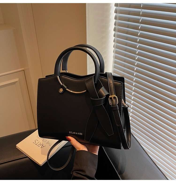 حقيبة يد ذات تصميم منظم وحزام معقود