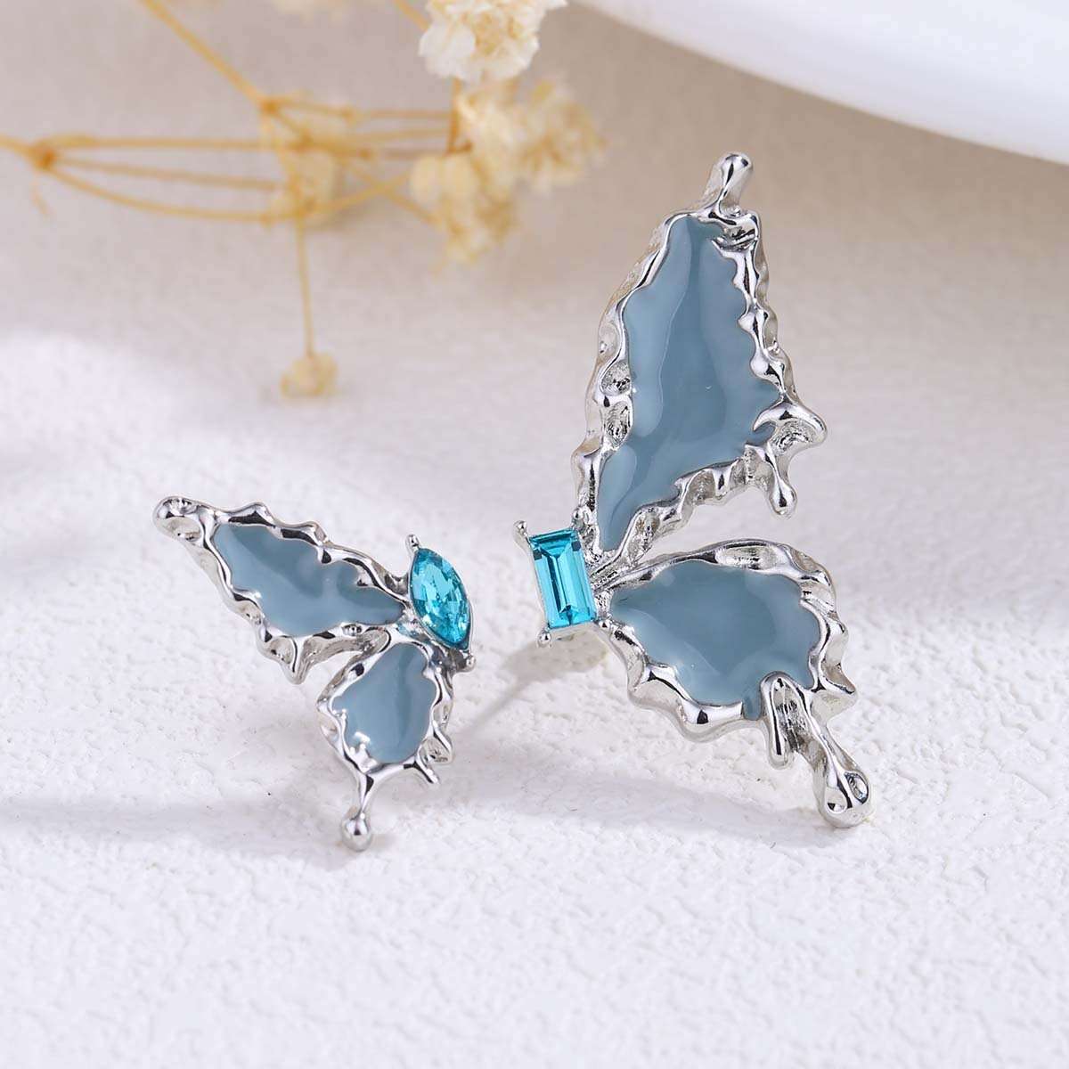 Elegant Butterfly-Shaped Brooch image 2