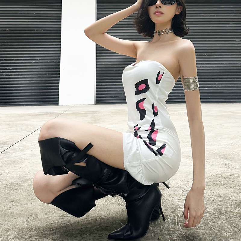 Strapless Dress with Heart Neckline image 5