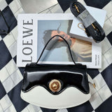 حقيبة يد من الجلد الصناعي اللامع مزينة بتفاصيل