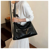 حقيبة كتف من الجلد الصناعي مزودة بسحاب