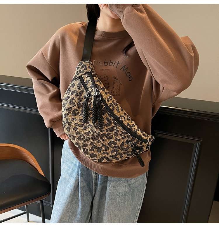 حقيبة كروسبودي بنقشة جلد النمر