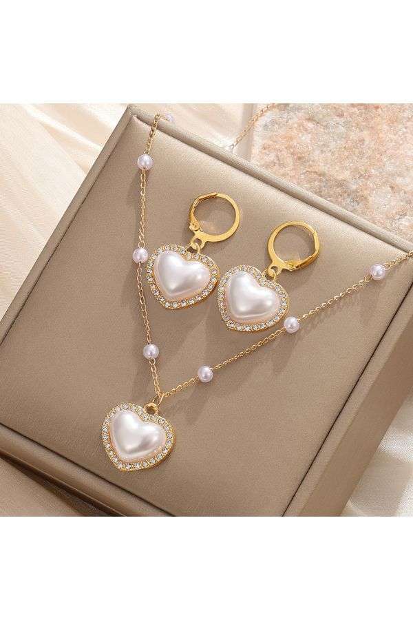 قلادة وأقراط على شكل قلب