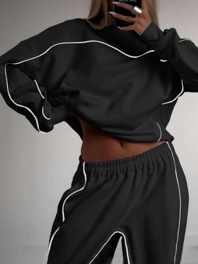 Casual Streetwear Tracksuit with Crop Top image 5