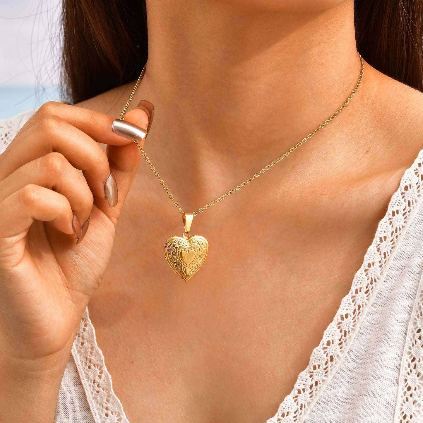 Elegant Gold Heart Pendant Necklace image 0