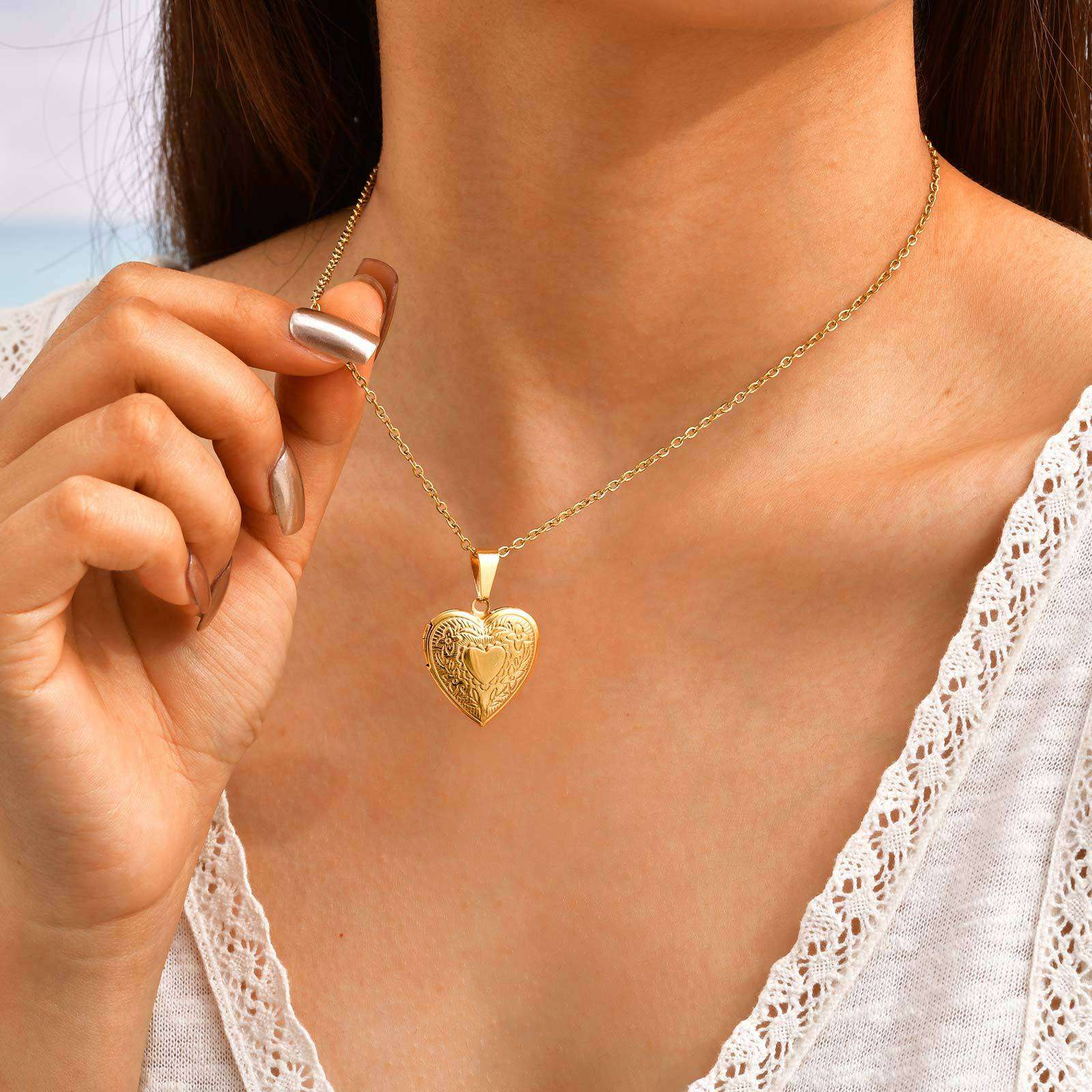 Elegant Gold Heart Pendant Necklace image 0