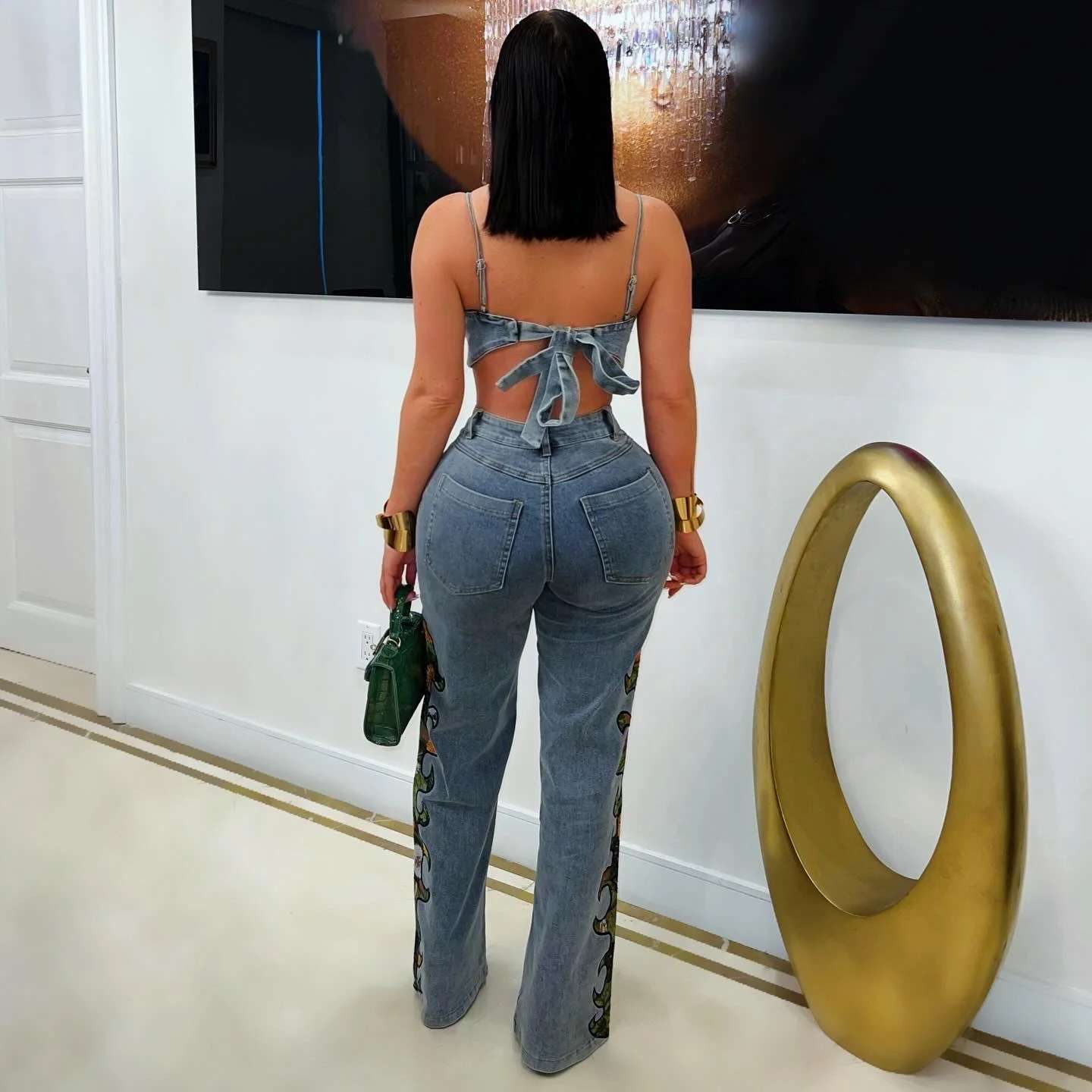 High-Waisted Jeans image 3