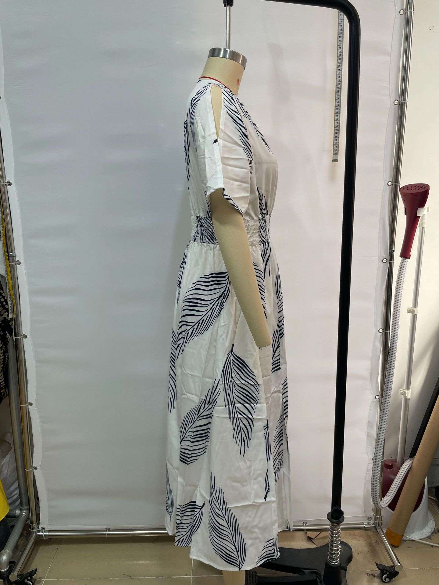 Elegant Leaf Print Maxi Dress image 4